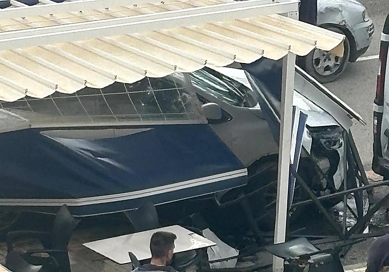 Un coche se empotra contra la terraza de una churrería en el paseo de Velilla